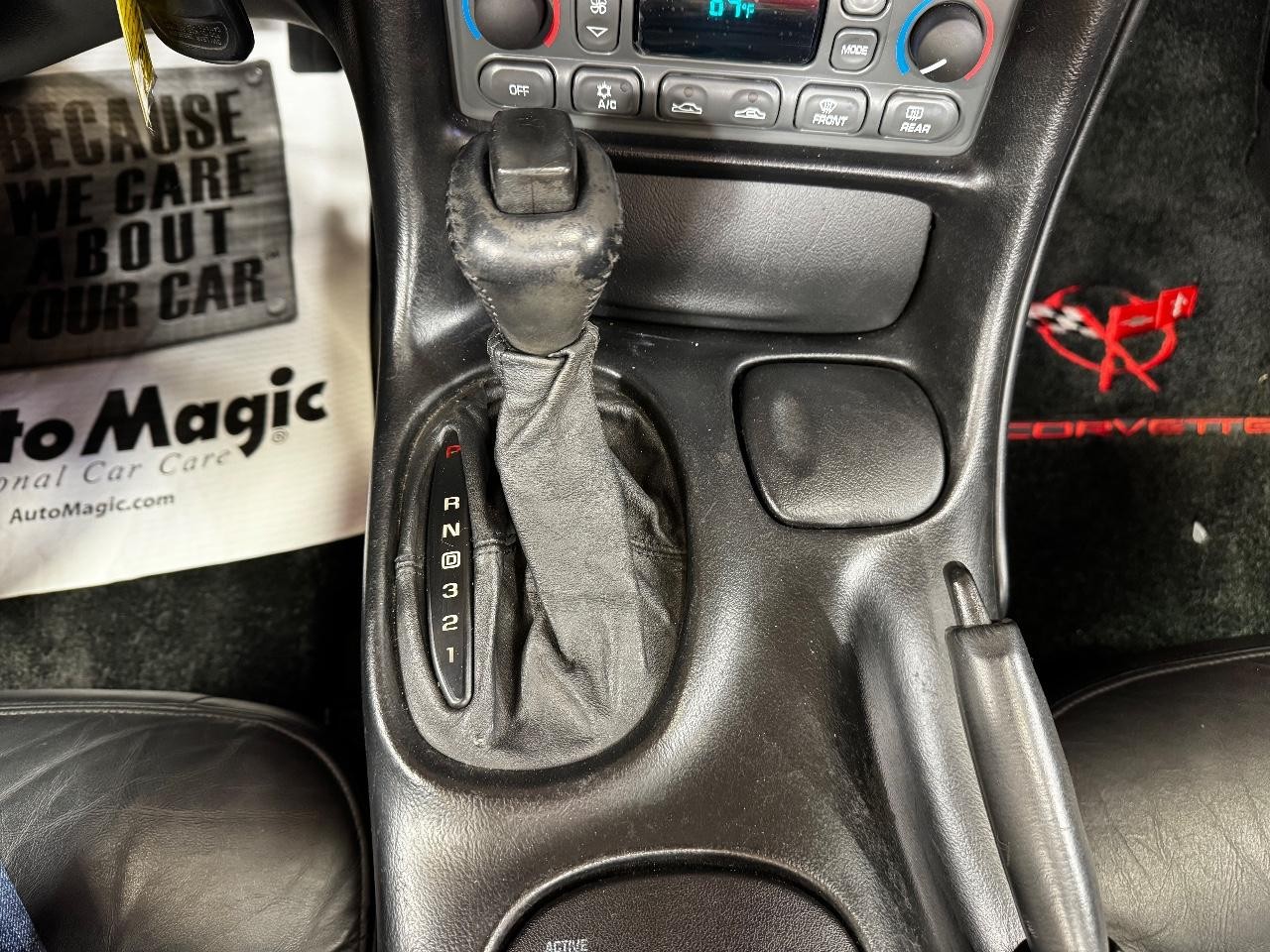 Chevrolet Corvette Vehicle Full-screen Gallery Image 14