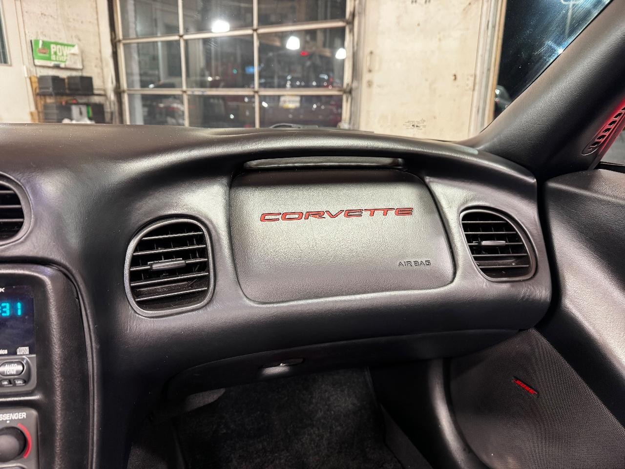 Chevrolet Corvette Vehicle Full-screen Gallery Image 19