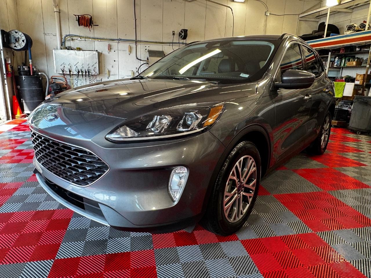 Ford Escape Vehicle Full-screen Gallery Image 03