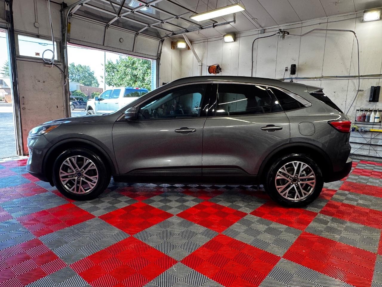 Ford Escape Vehicle Full-screen Gallery Image 04