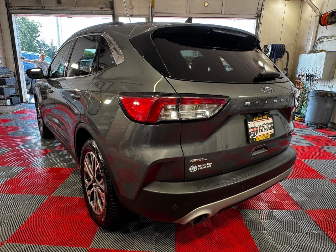 Ford Escape Vehicle Full-screen Gallery Image 05