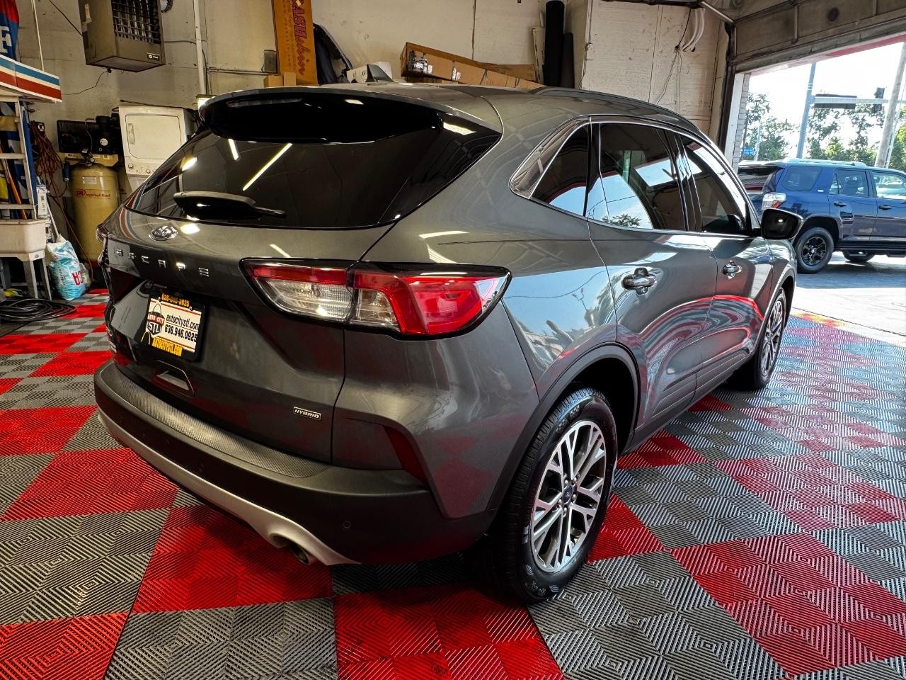 Ford Escape Vehicle Full-screen Gallery Image 07