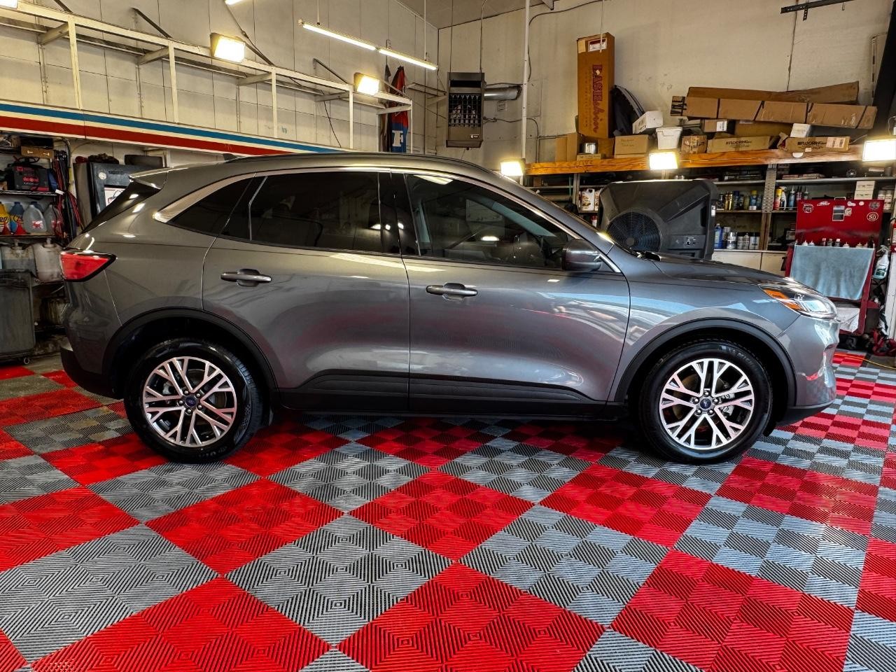 Ford Escape Vehicle Full-screen Gallery Image 08