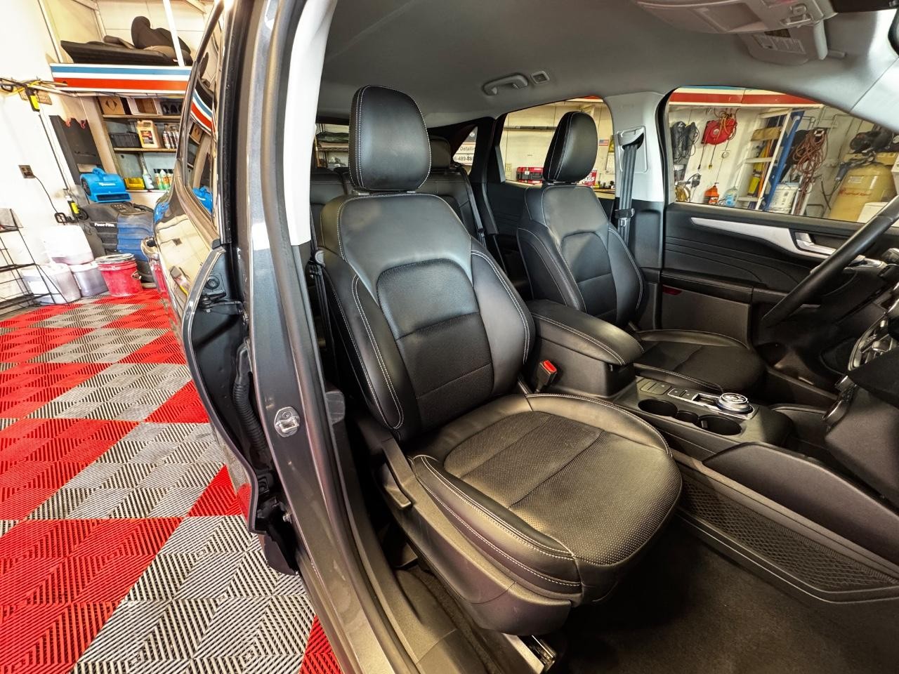 Ford Escape Vehicle Full-screen Gallery Image 09