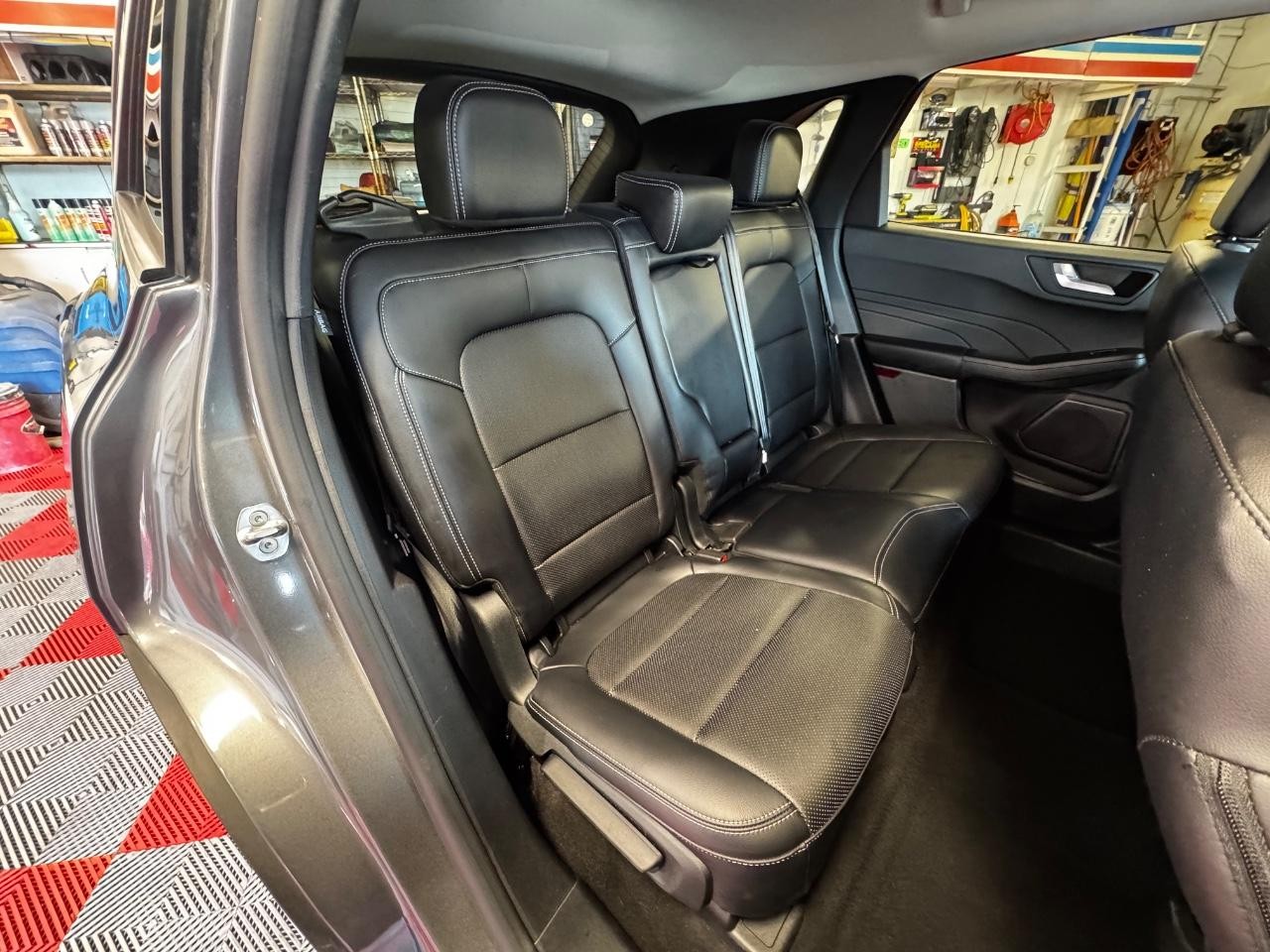 Ford Escape Vehicle Full-screen Gallery Image 10