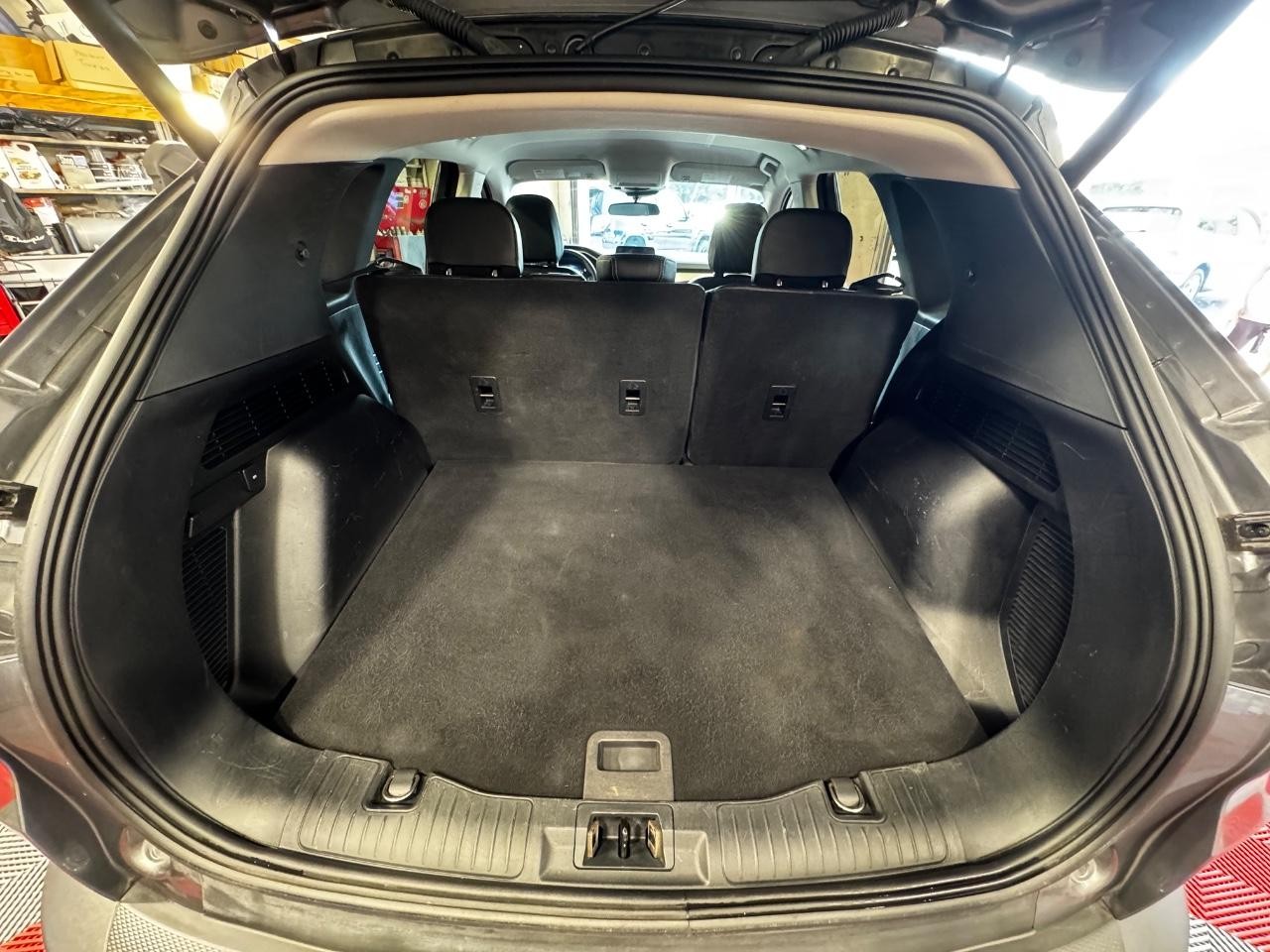 Ford Escape Vehicle Full-screen Gallery Image 11