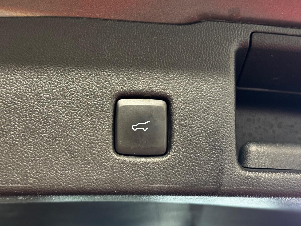 Ford Escape Vehicle Full-screen Gallery Image 12