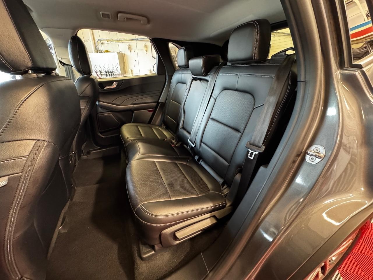 Ford Escape Vehicle Full-screen Gallery Image 13