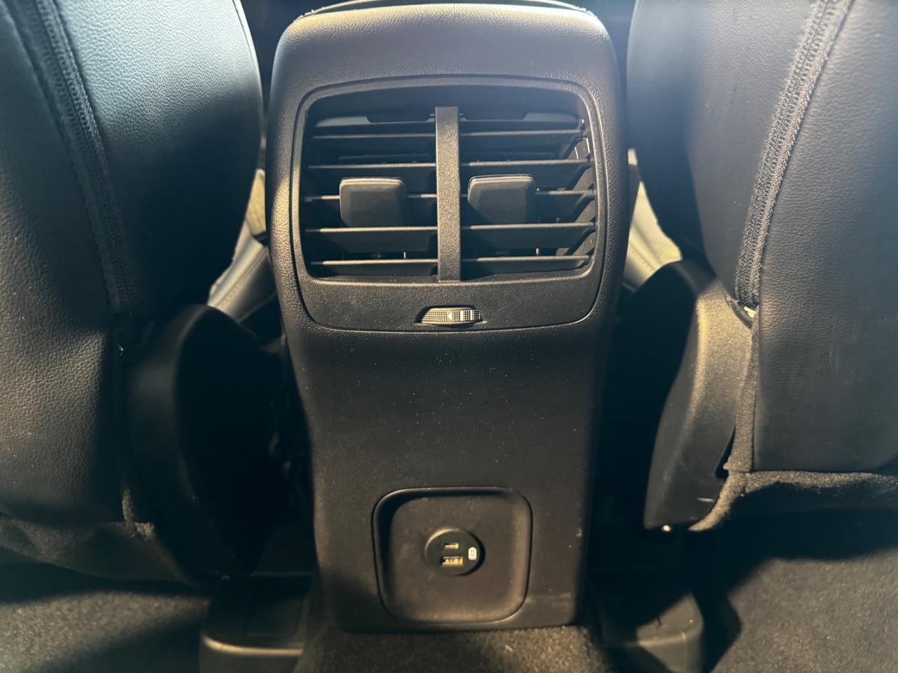 Ford Escape Vehicle Full-screen Gallery Image 14