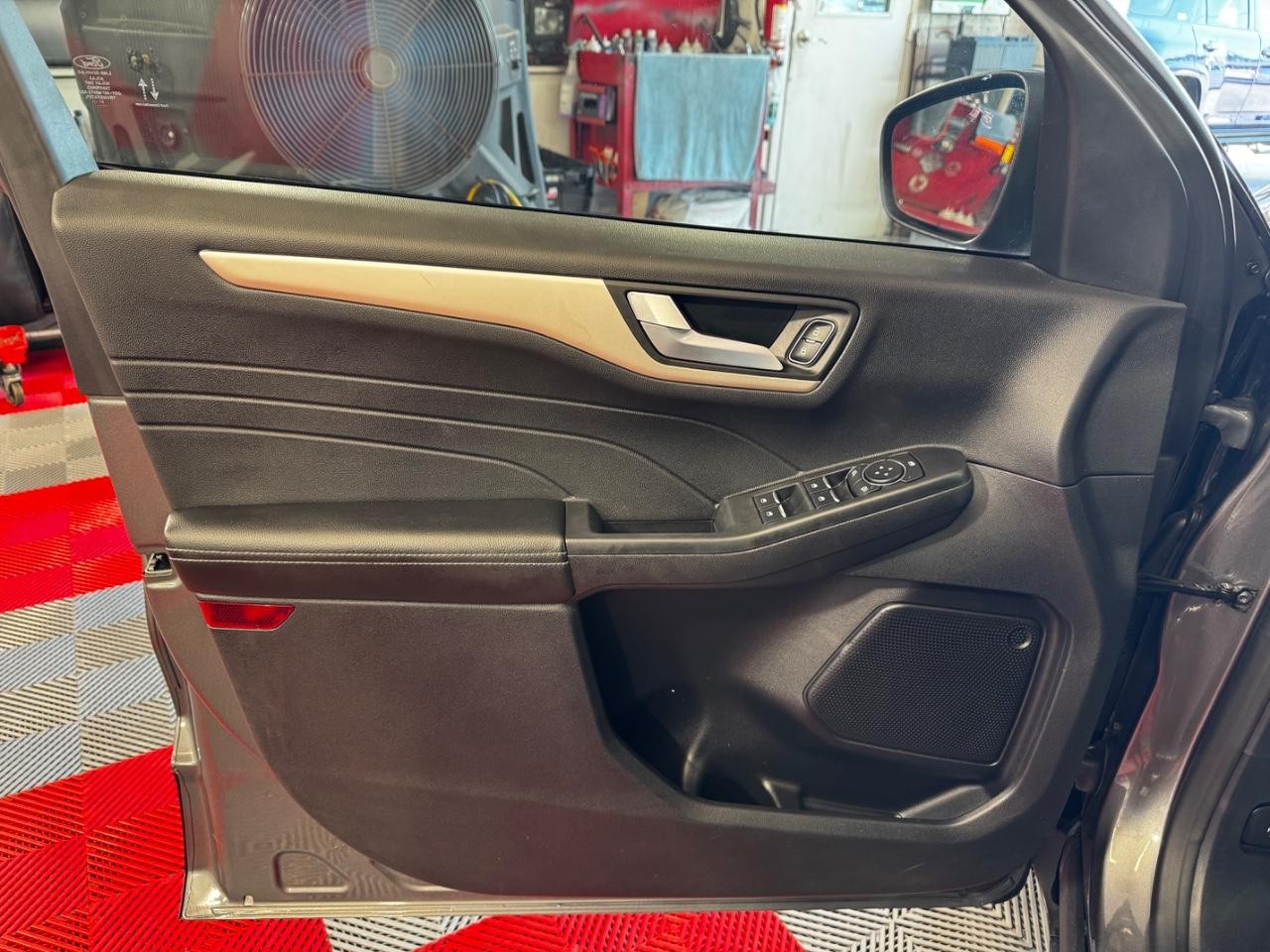 Ford Escape Vehicle Full-screen Gallery Image 15