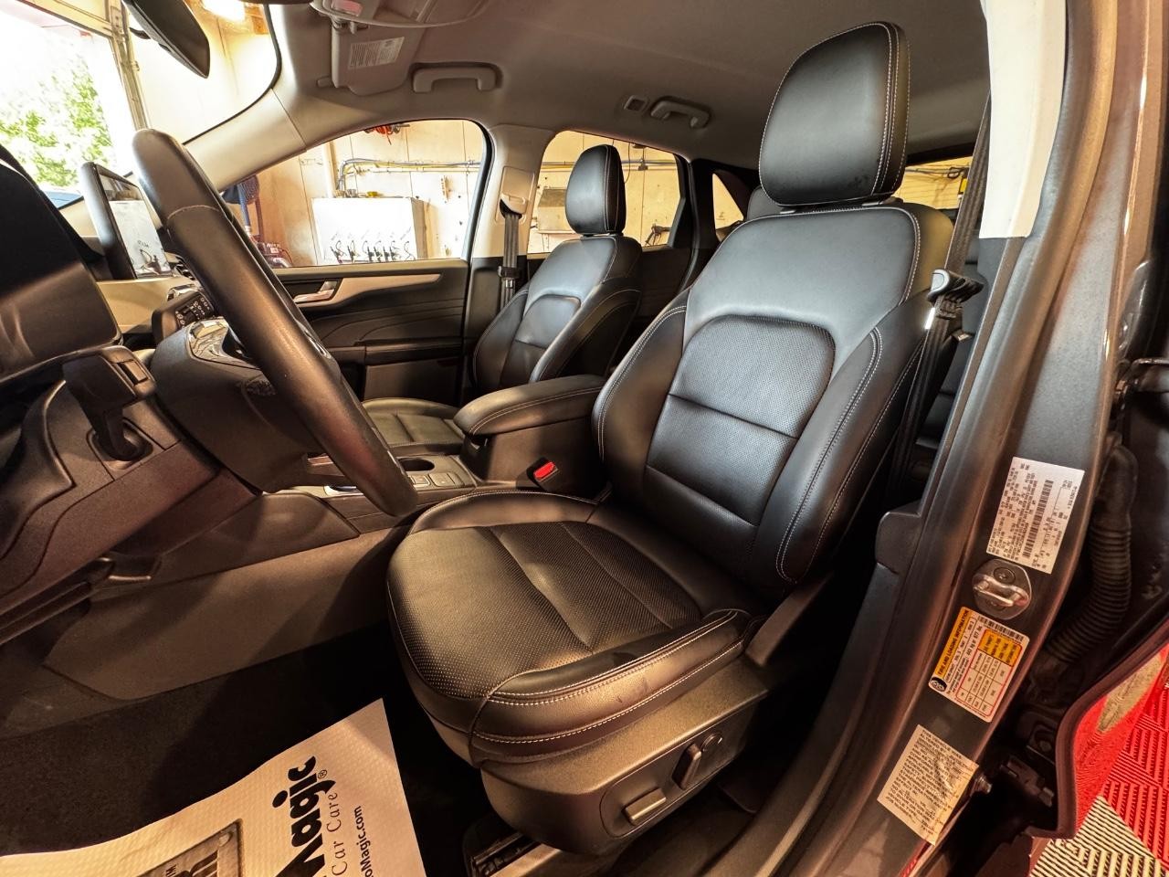 Ford Escape Vehicle Full-screen Gallery Image 16