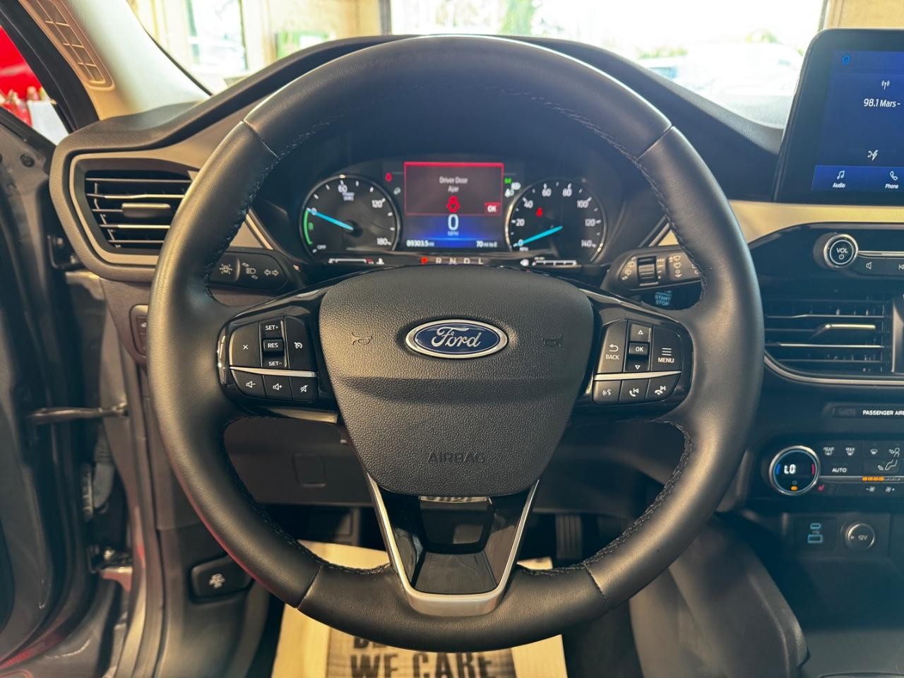 Ford Escape Vehicle Full-screen Gallery Image 18