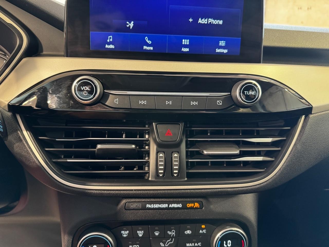 Ford Escape Vehicle Full-screen Gallery Image 21