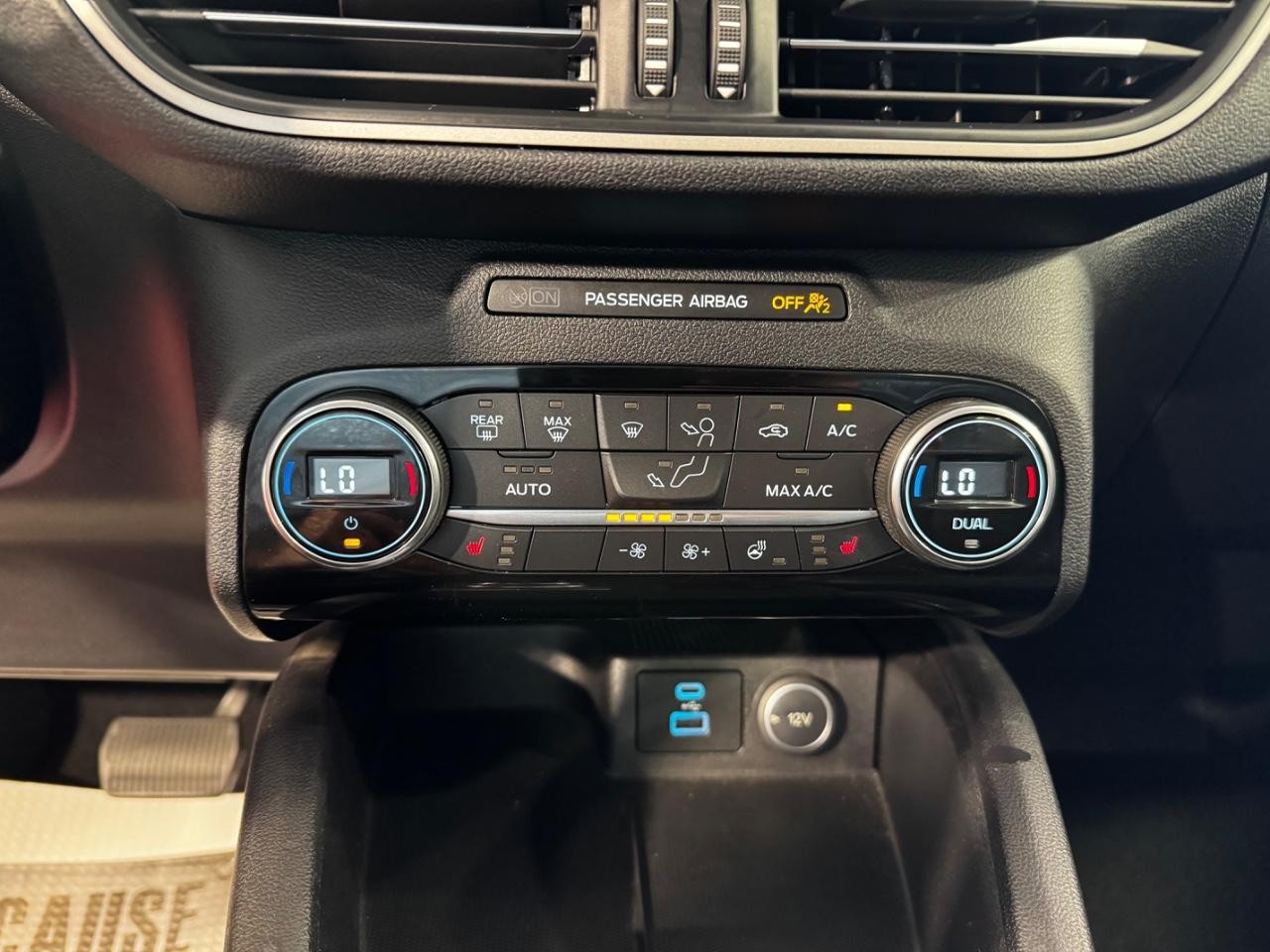 Ford Escape Vehicle Full-screen Gallery Image 22