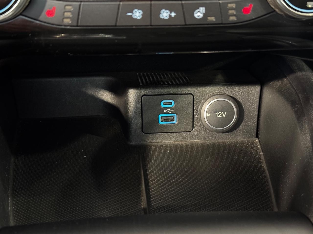 Ford Escape Vehicle Full-screen Gallery Image 23