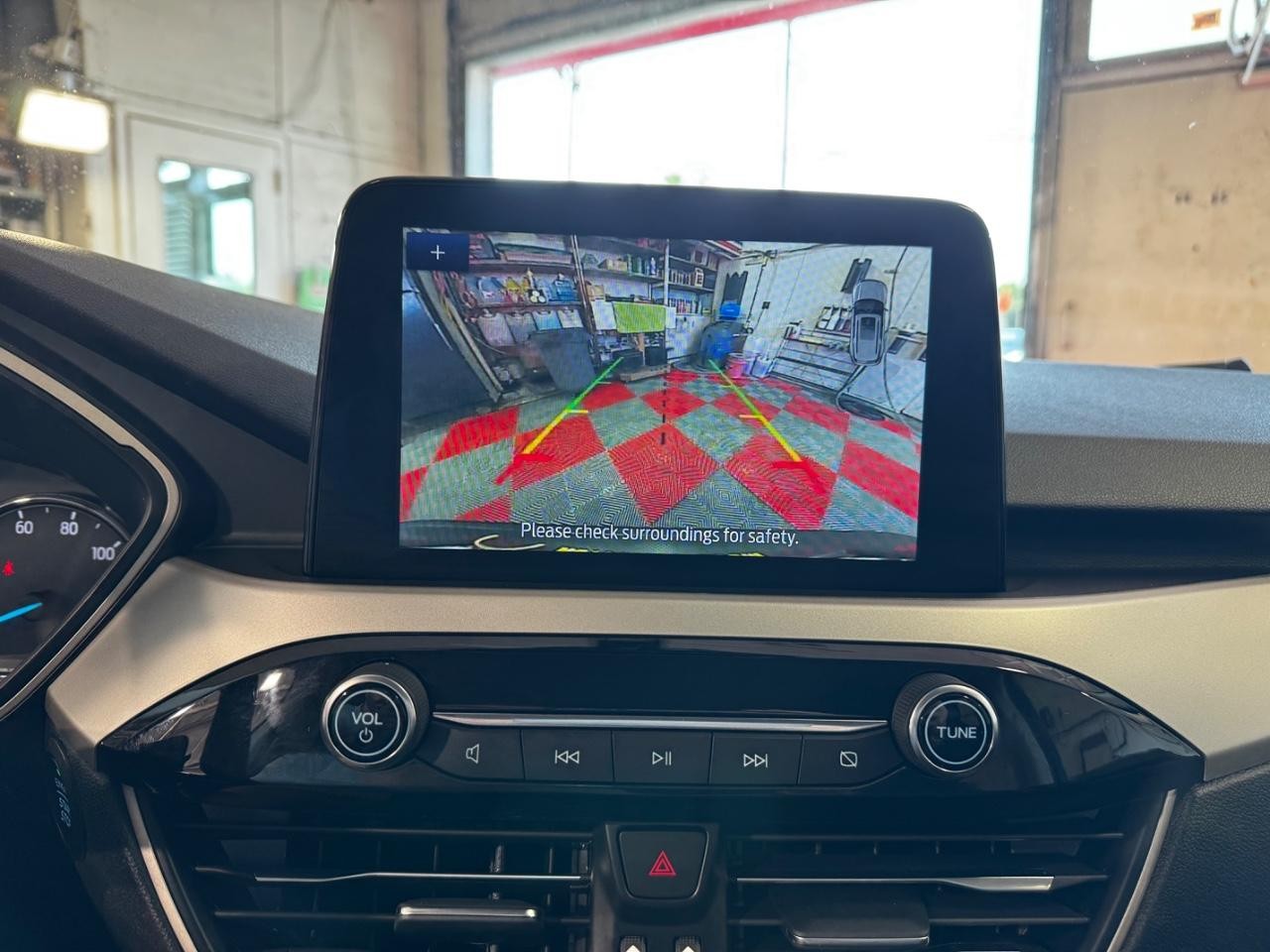 Ford Escape Vehicle Full-screen Gallery Image 25