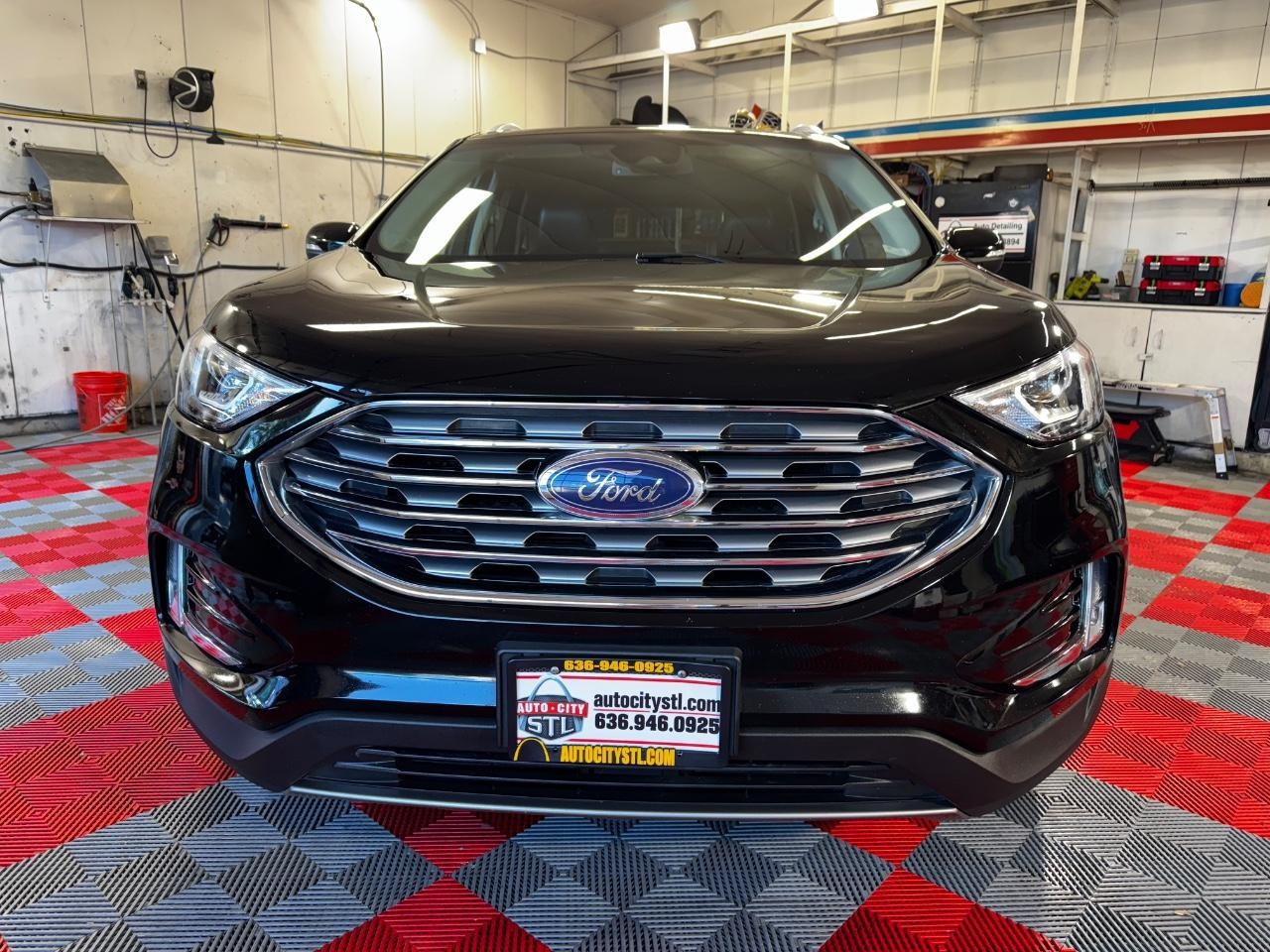 Ford Edge Vehicle Full-screen Gallery Image 02