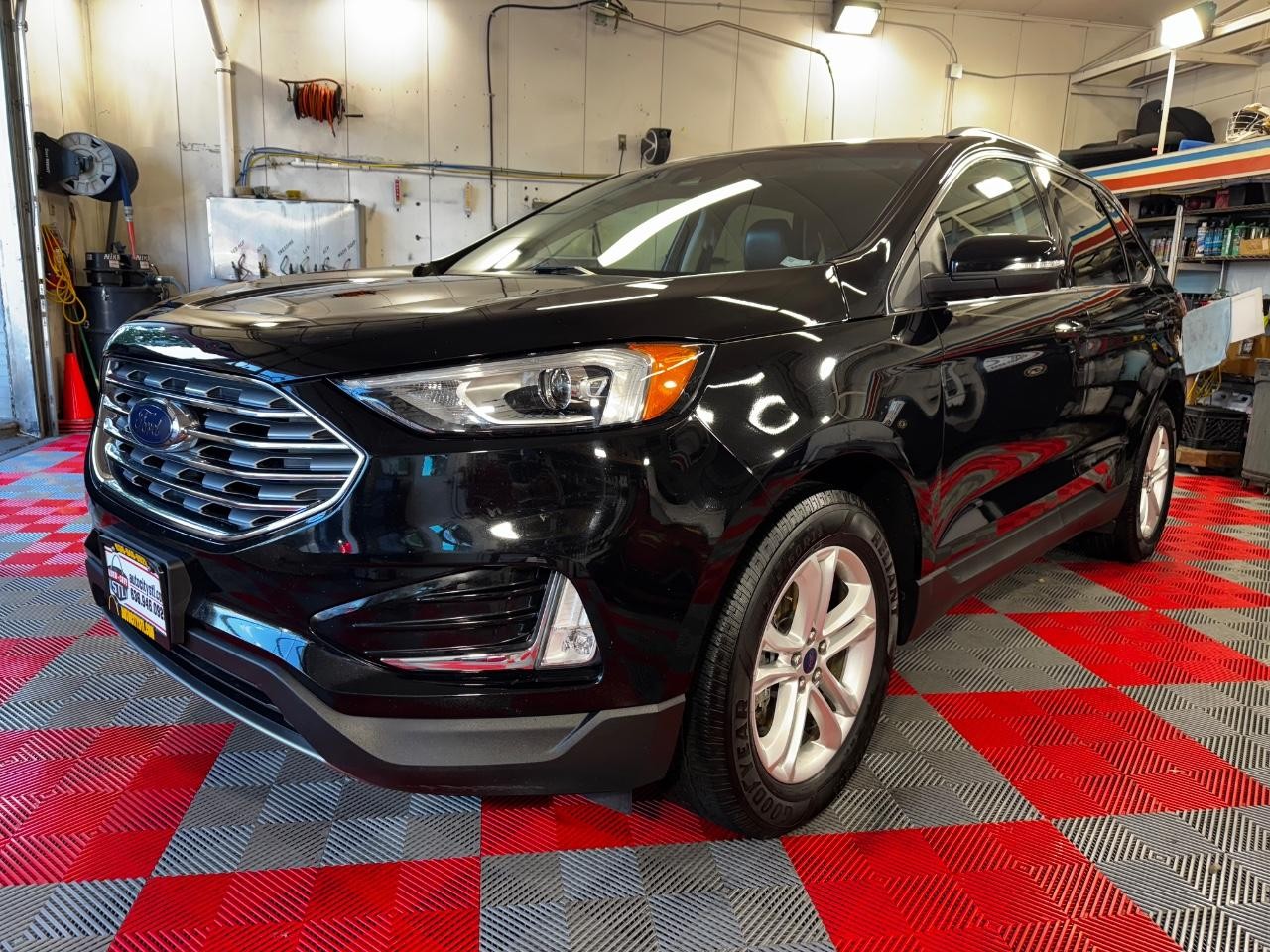 Ford Edge Vehicle Full-screen Gallery Image 03