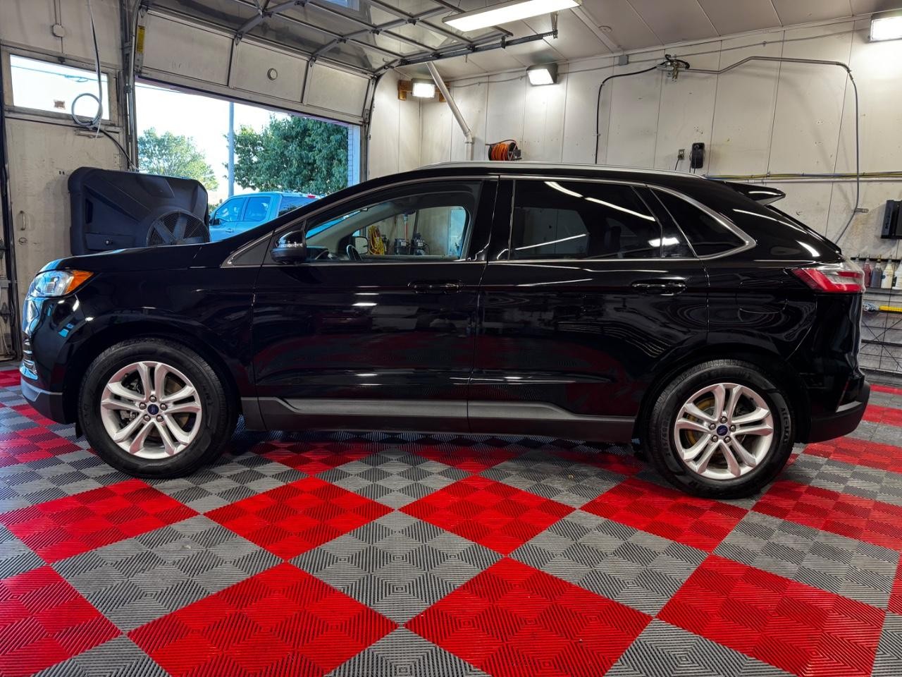 Ford Edge Vehicle Full-screen Gallery Image 04