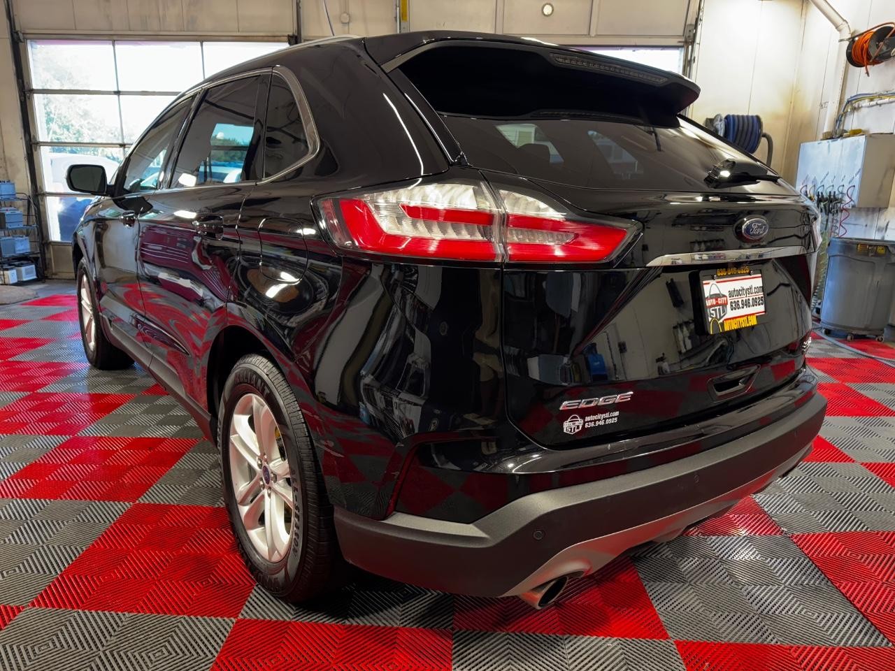 Ford Edge Vehicle Full-screen Gallery Image 05