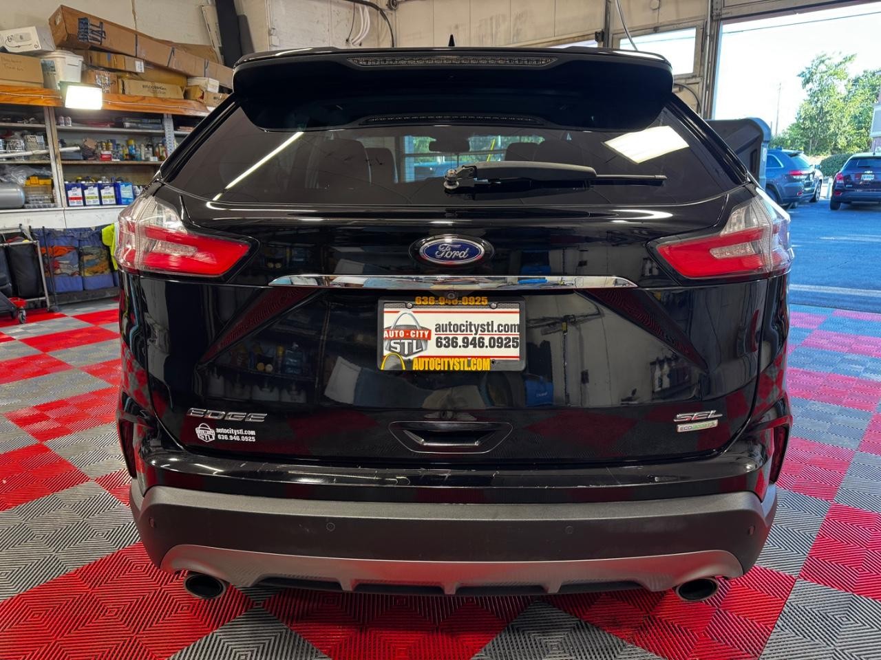 Ford Edge Vehicle Full-screen Gallery Image 06