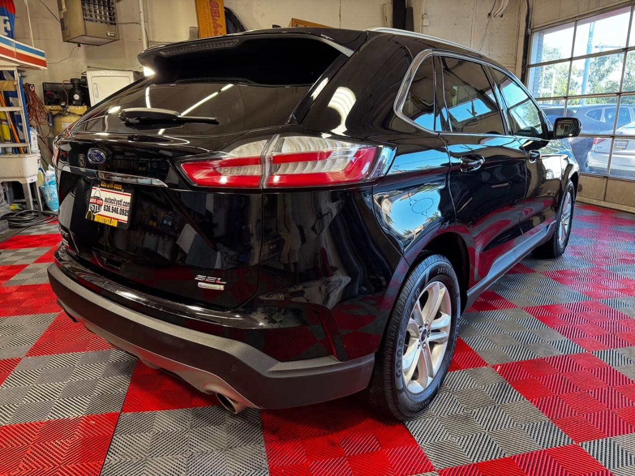 Ford Edge Vehicle Full-screen Gallery Image 07