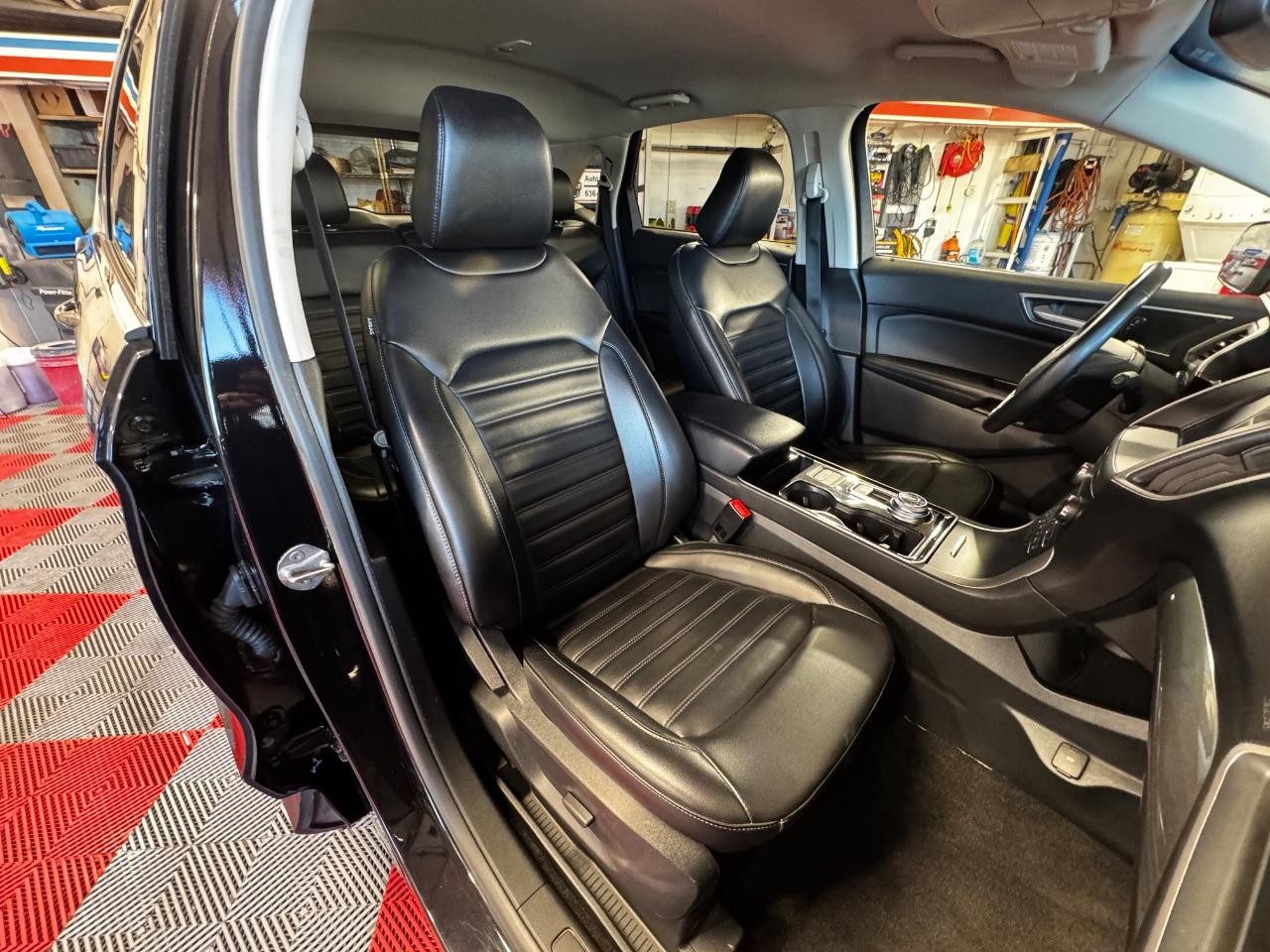 Ford Edge Vehicle Full-screen Gallery Image 09