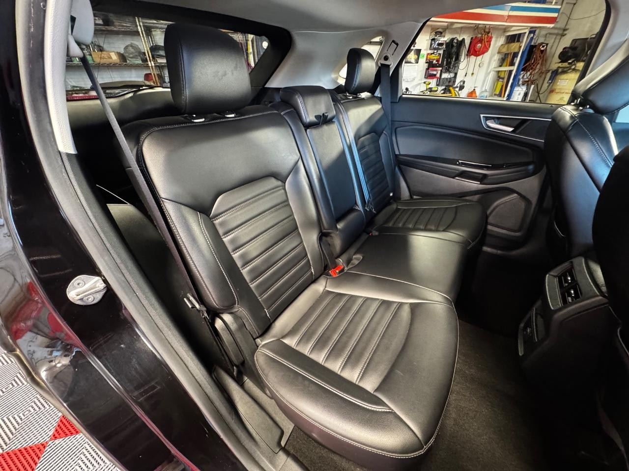 Ford Edge Vehicle Full-screen Gallery Image 10