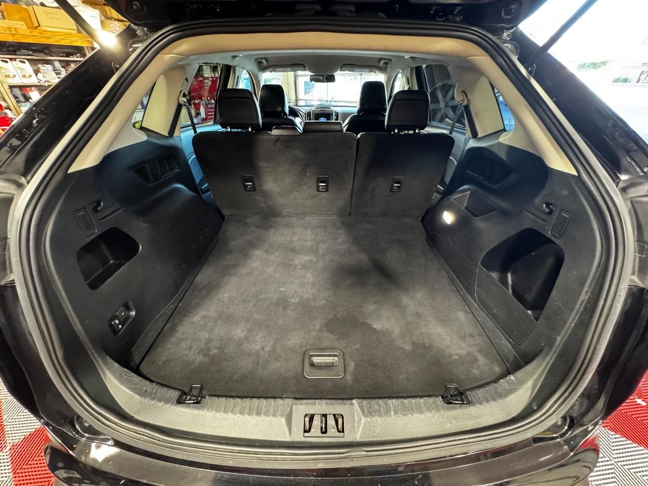 Ford Edge Vehicle Full-screen Gallery Image 11