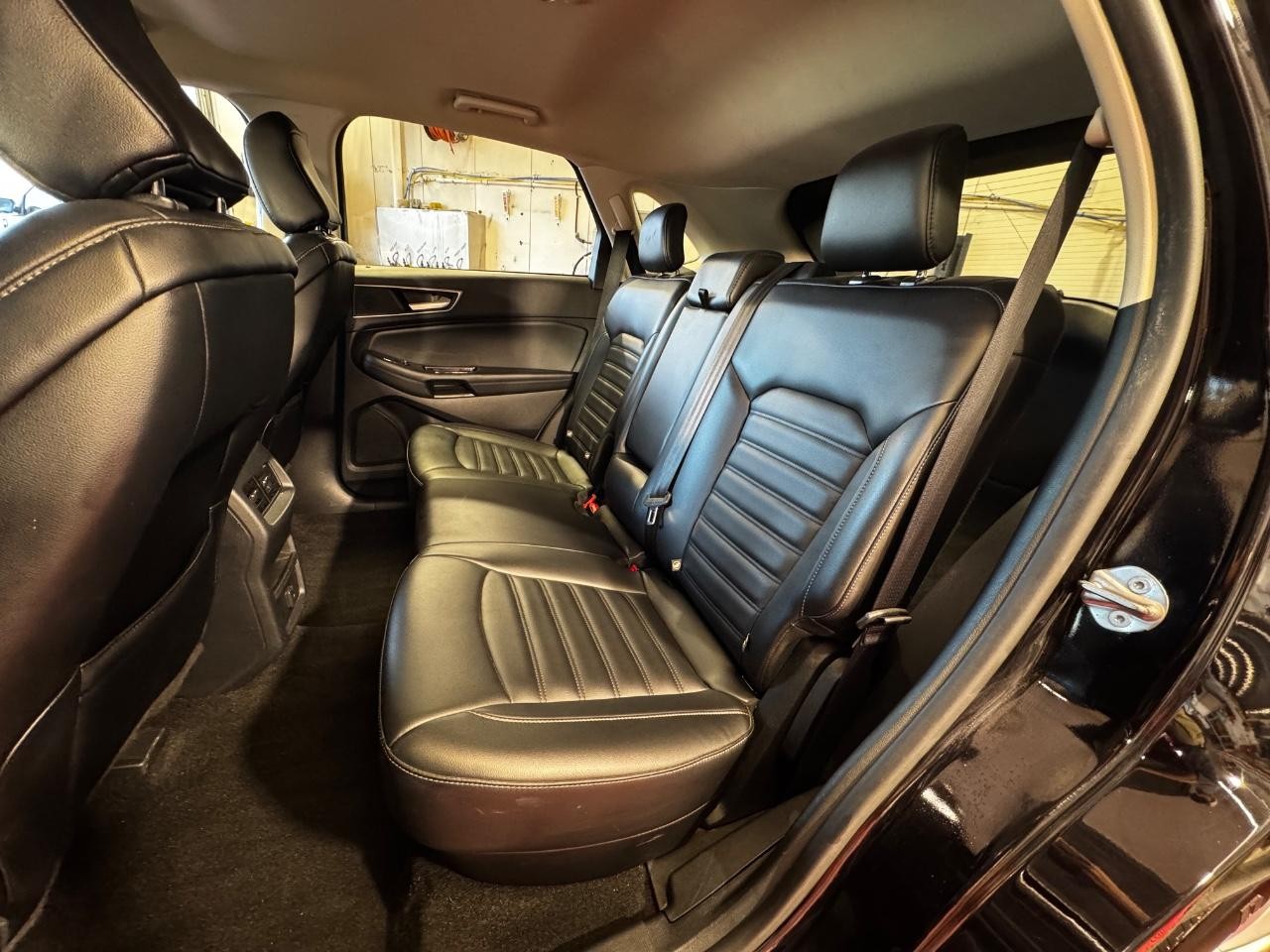 Ford Edge Vehicle Full-screen Gallery Image 13