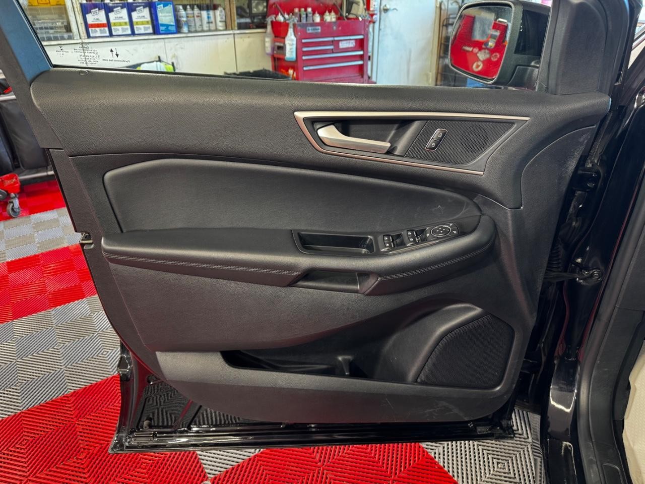 Ford Edge Vehicle Full-screen Gallery Image 15