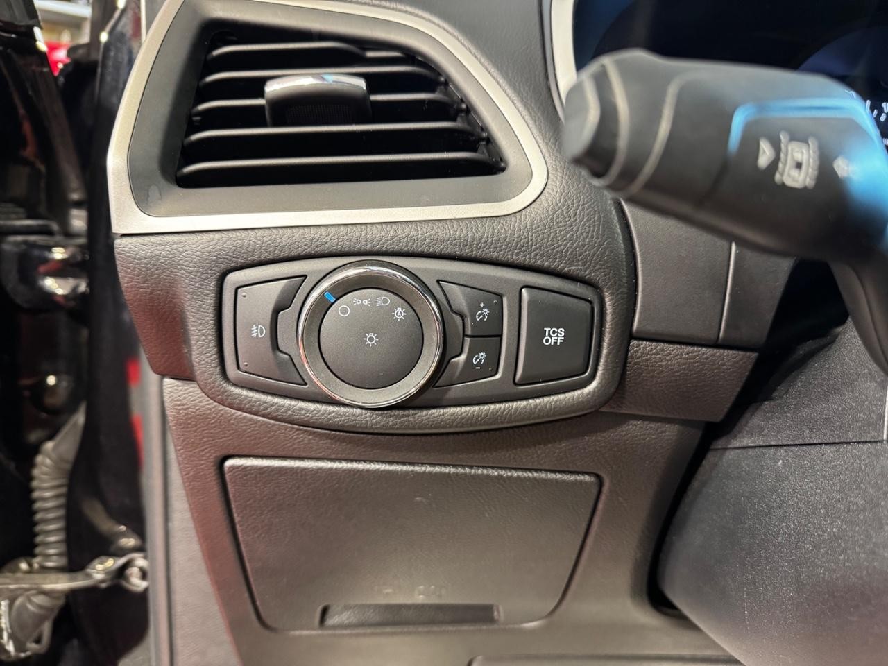 Ford Edge Vehicle Full-screen Gallery Image 17