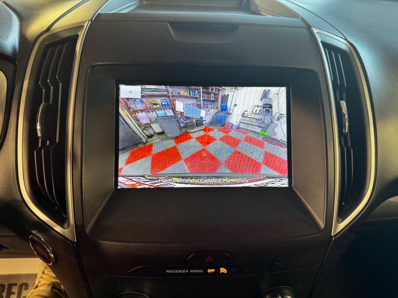 Ford Edge Vehicle Full-screen Gallery Image 23