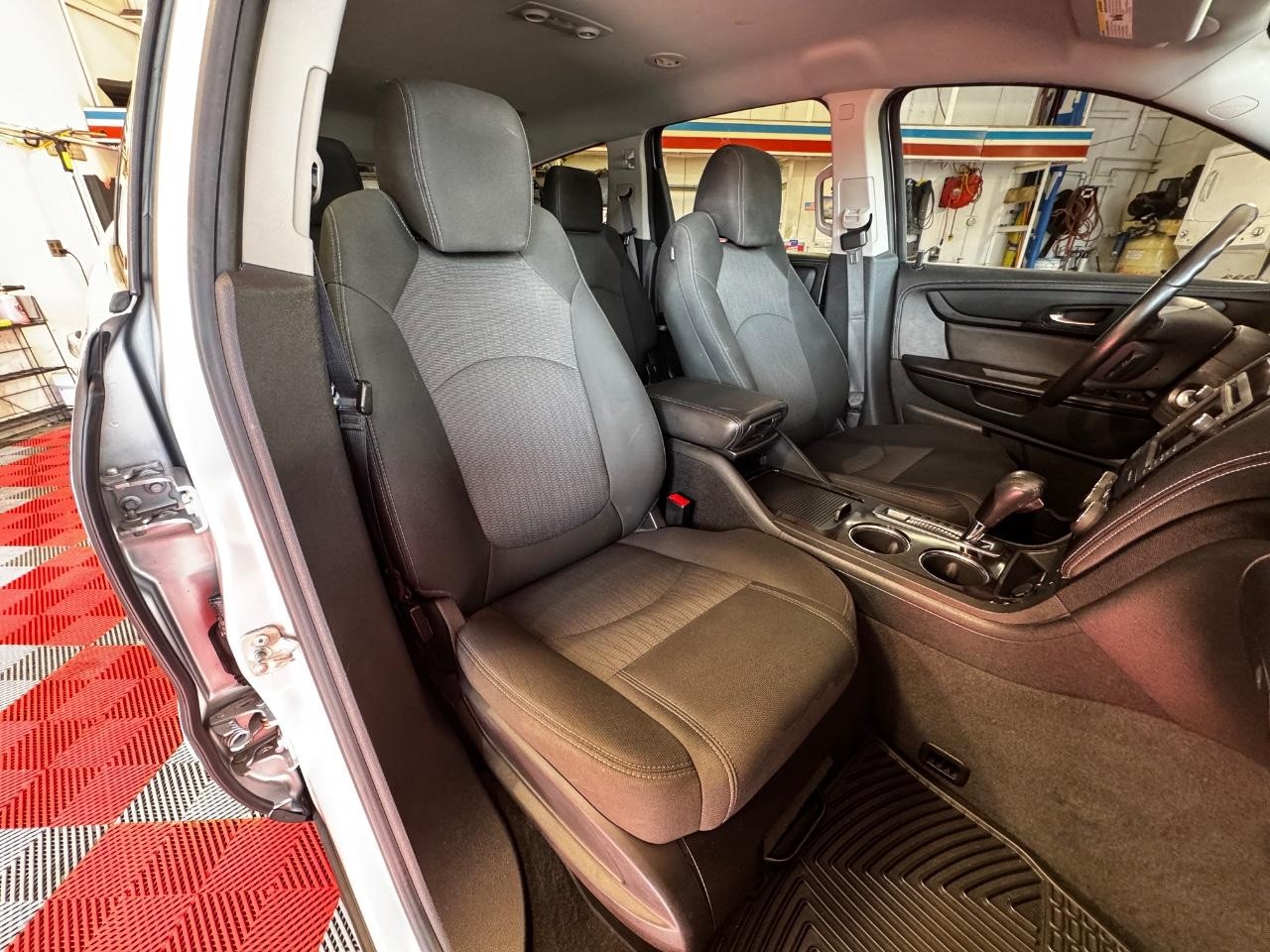 Chevrolet Traverse Vehicle Full-screen Gallery Image 09