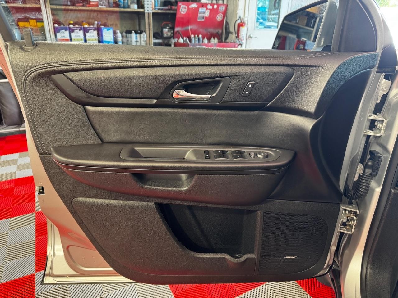 Chevrolet Traverse Vehicle Full-screen Gallery Image 16