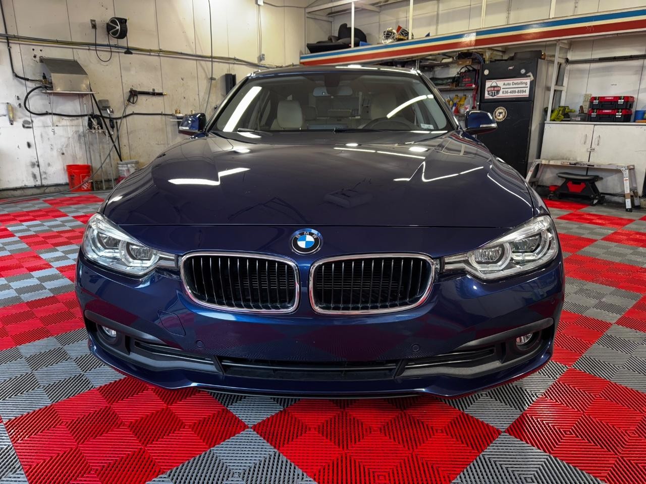 BMW 3 Series Vehicle Full-screen Gallery Image 02