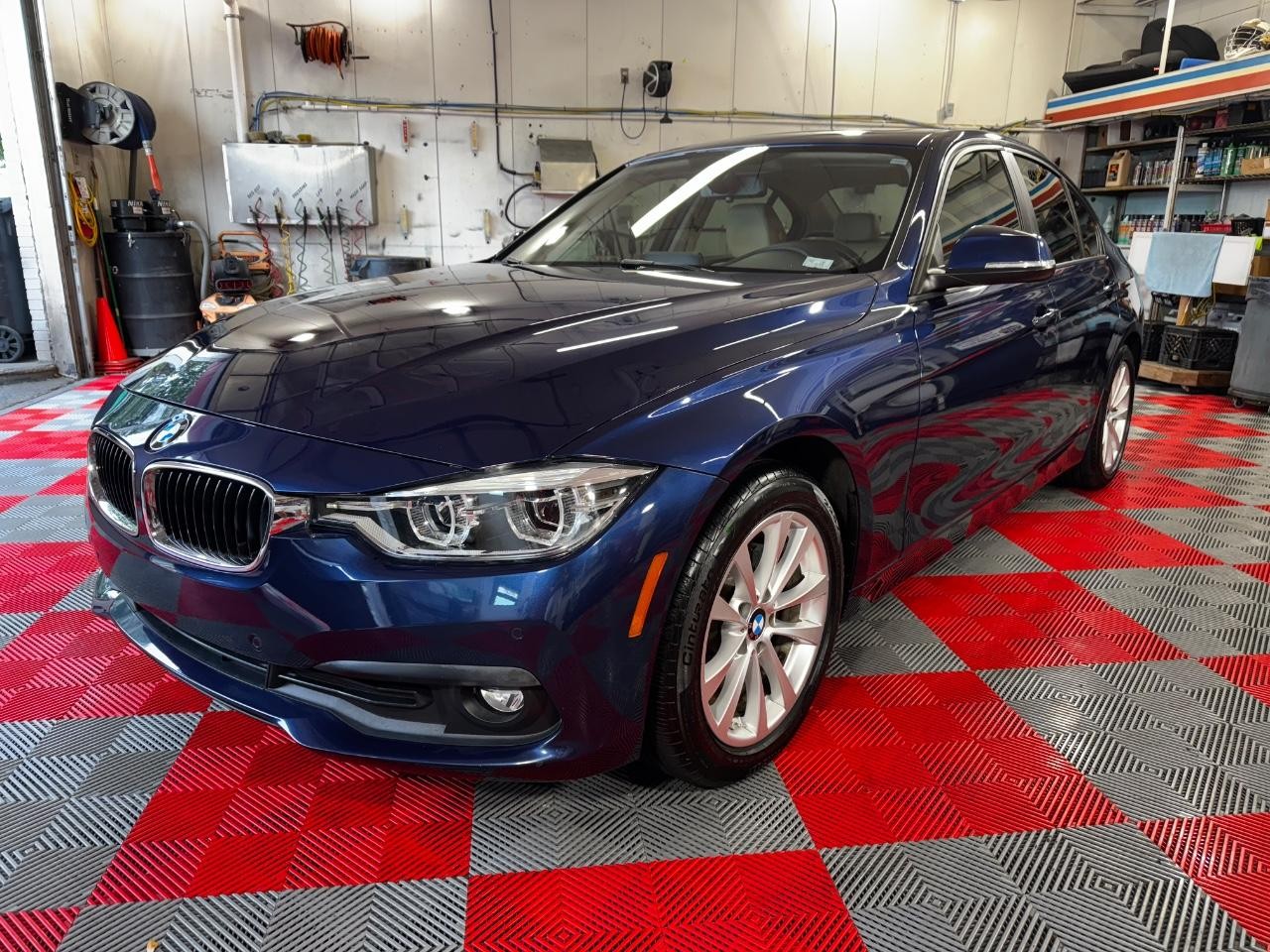 BMW 3 Series Vehicle Full-screen Gallery Image 03