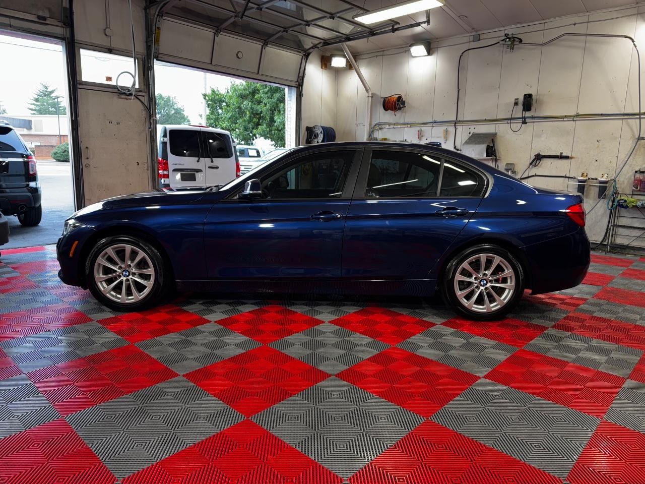 BMW 3 Series Vehicle Full-screen Gallery Image 04