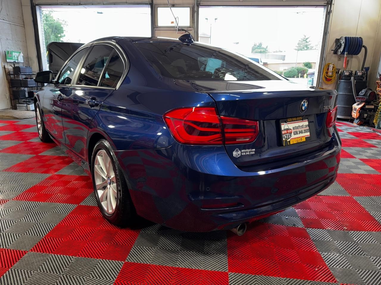 BMW 3 Series Vehicle Full-screen Gallery Image 05