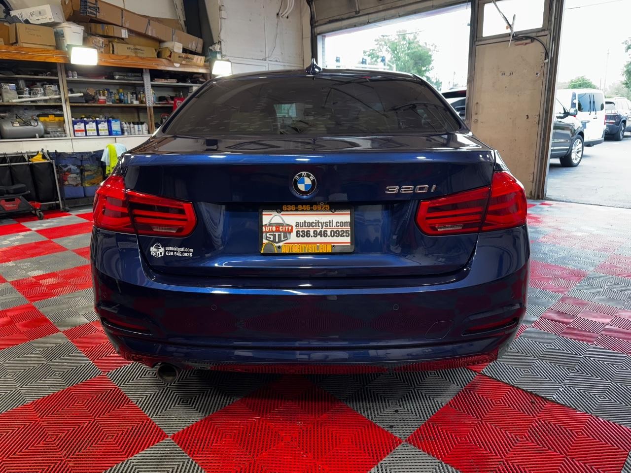 BMW 3 Series Vehicle Full-screen Gallery Image 06