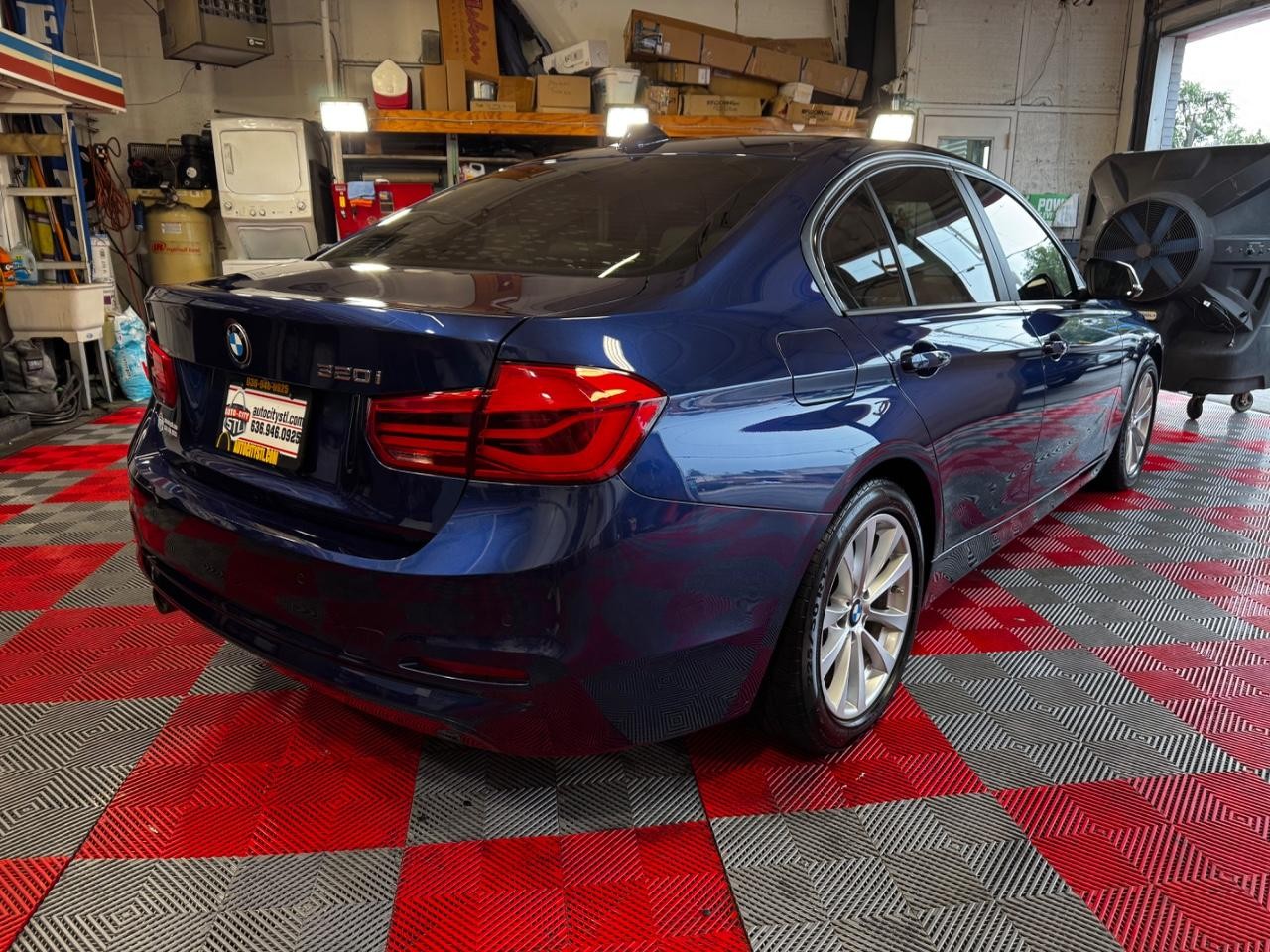 BMW 3 Series Vehicle Full-screen Gallery Image 07