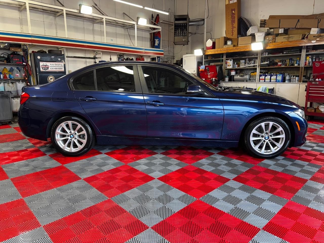 BMW 3 Series Vehicle Full-screen Gallery Image 08