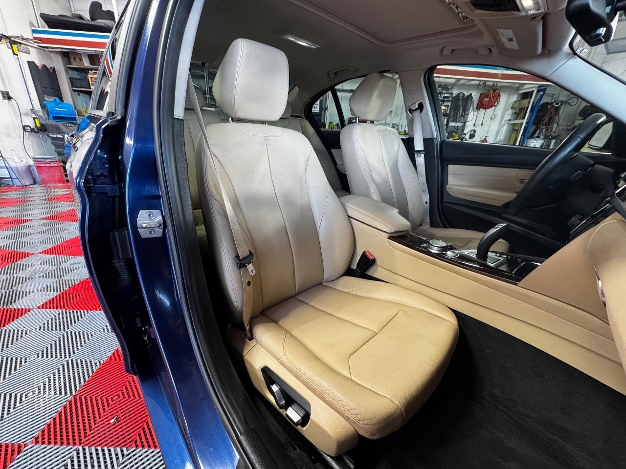 BMW 3 Series Vehicle Full-screen Gallery Image 09