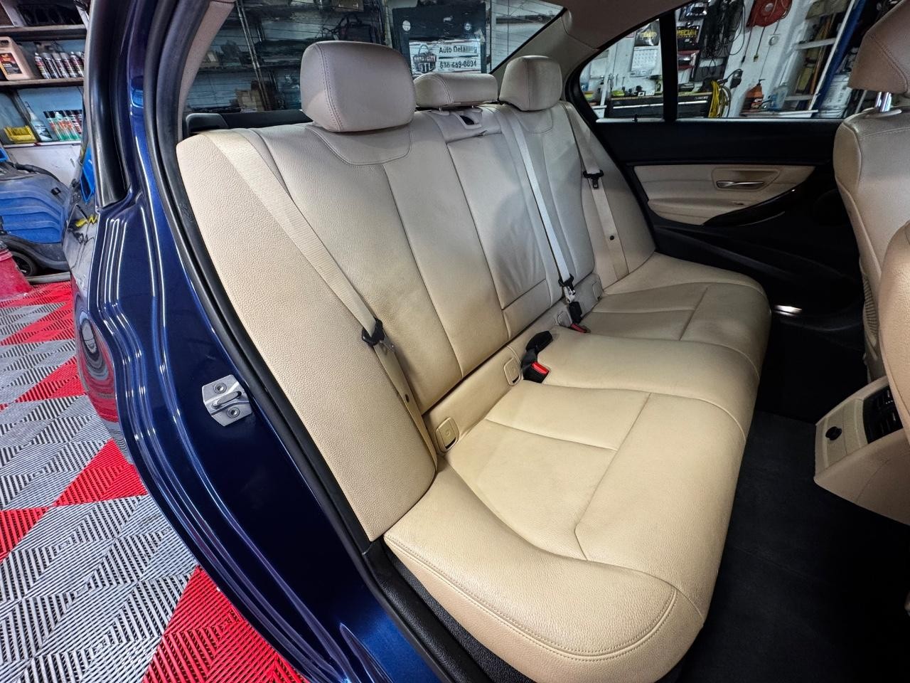 BMW 3 Series Vehicle Full-screen Gallery Image 10