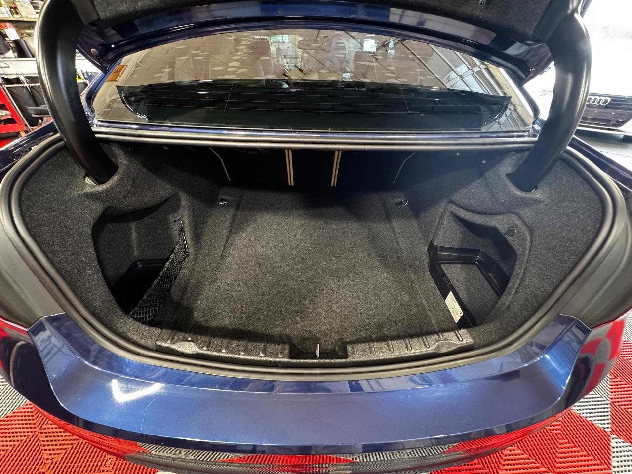 BMW 3 Series Vehicle Full-screen Gallery Image 11