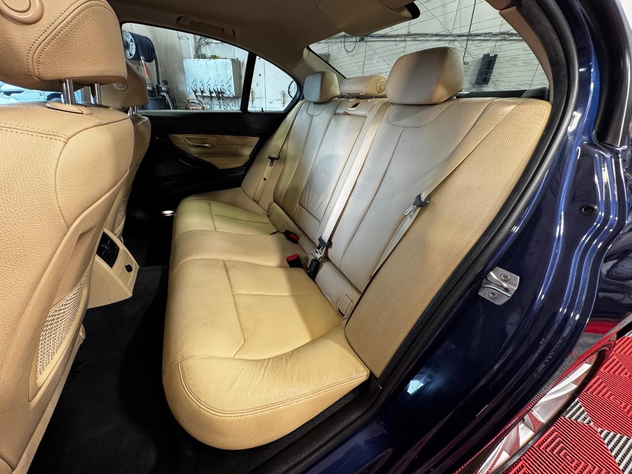 BMW 3 Series Vehicle Full-screen Gallery Image 12