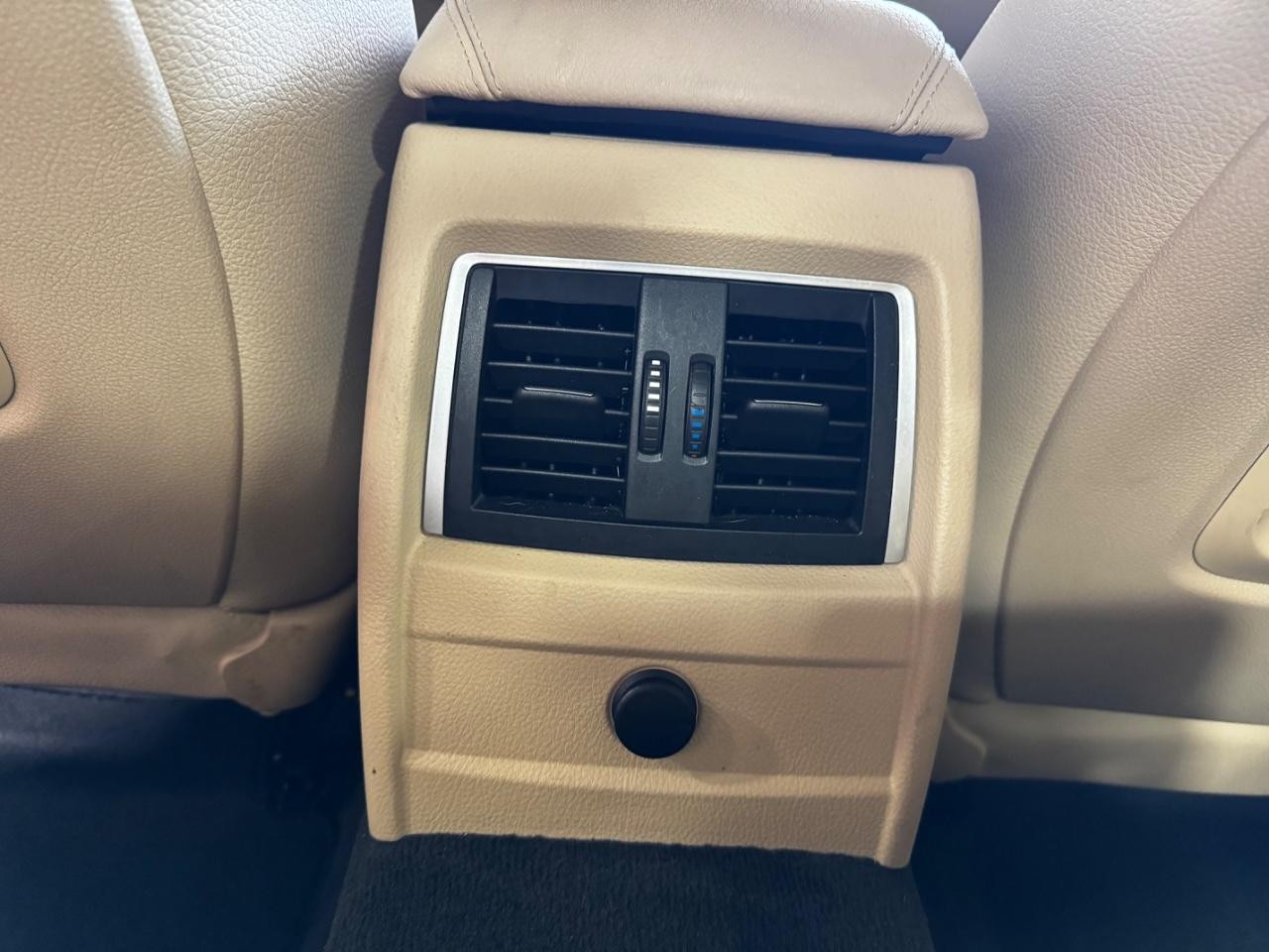 BMW 3 Series Vehicle Full-screen Gallery Image 13