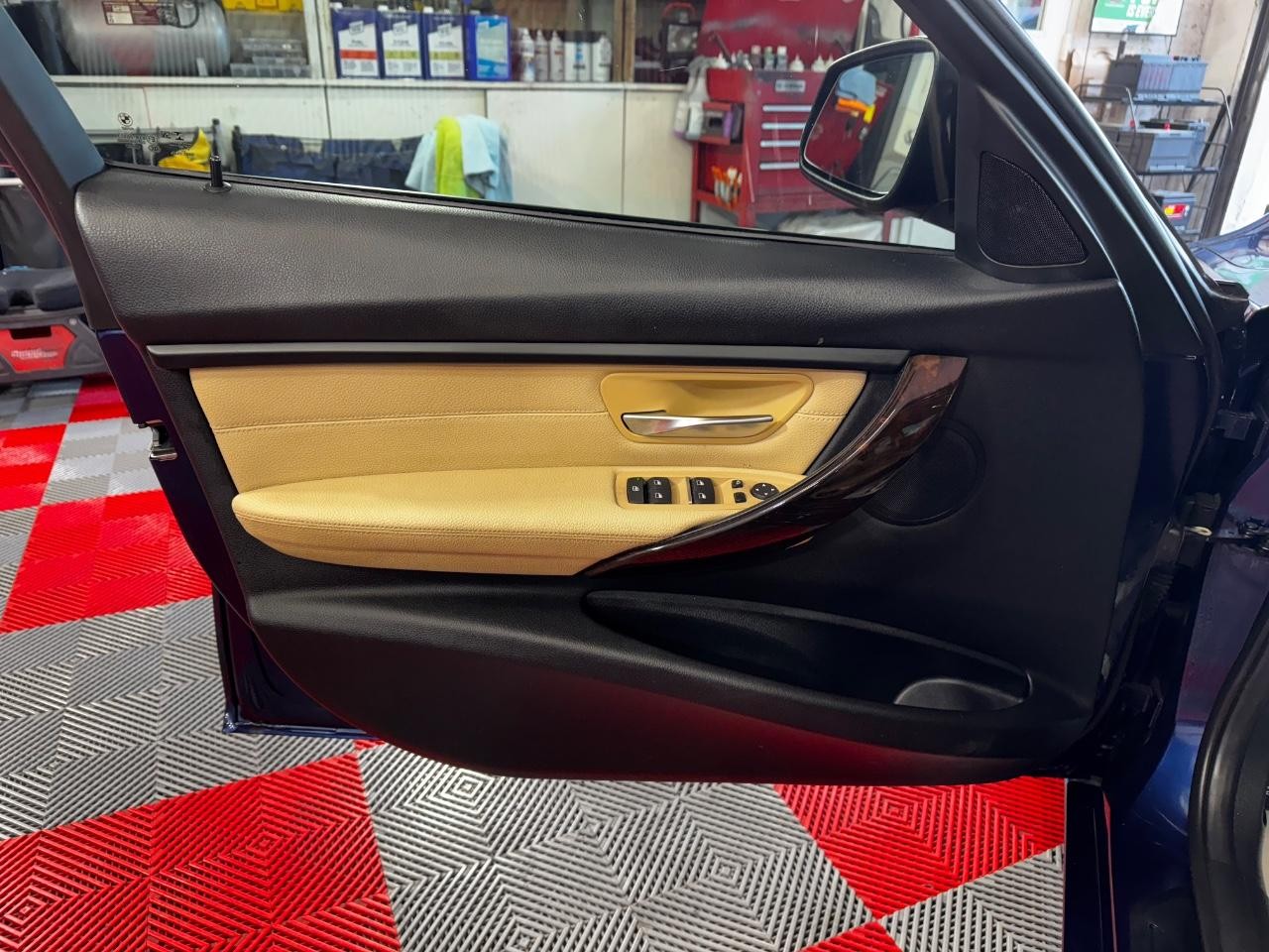 BMW 3 Series Vehicle Full-screen Gallery Image 14