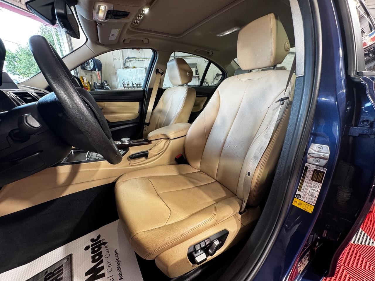 BMW 3 Series Vehicle Full-screen Gallery Image 15