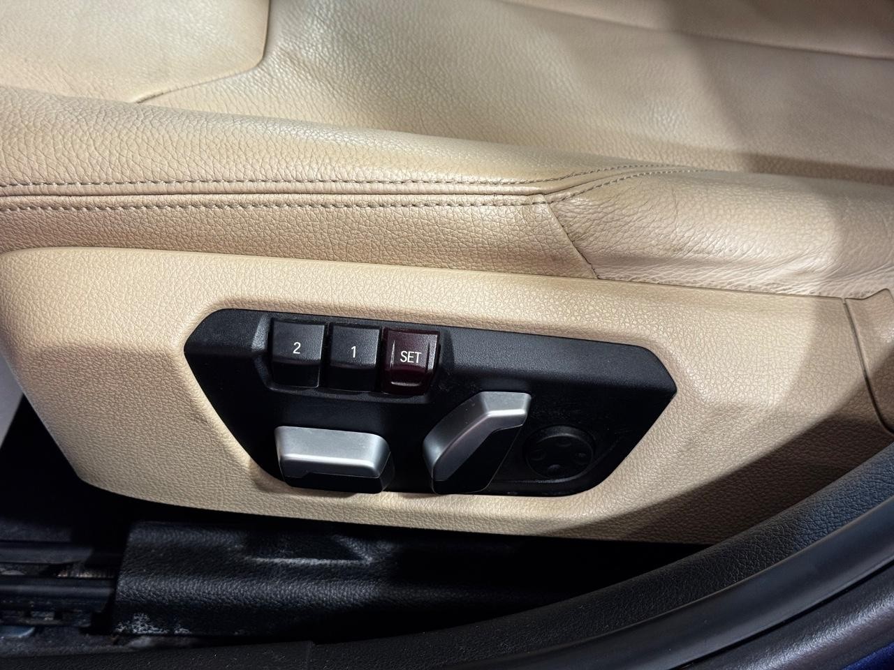 BMW 3 Series Vehicle Full-screen Gallery Image 16